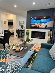un soggiorno con divano e TV a parete di Private Luxury Framingham condo near Boston a Framingham