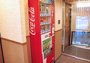 ein Coca-Cola-Automat in einem Geschäft in der Unterkunft Stay SAKURA Tokyo Asakusa Edo no Mai in Tokio