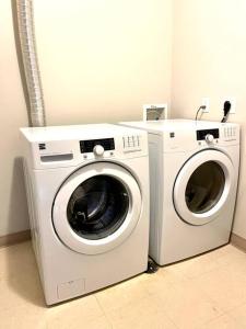 a washing machine and a dryer in a room at King & Queen in Downtown Columbus in Columbus