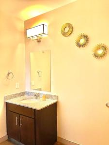 łazienka z umywalką i 2 lustrami na ścianie w obiekcie King & Queen in Downtown Columbus w mieście Columbus