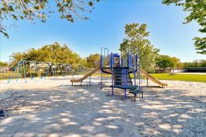 um parque infantil com escorrega num parque em Paradise Home 3 Near IMG Academy & Siesta Key Beach em Bradenton