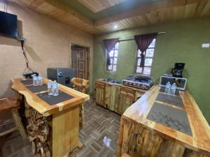 een keuken met houten aanrechtbladen in een kamer bij Cabañas Rochivo Ranch in Creel