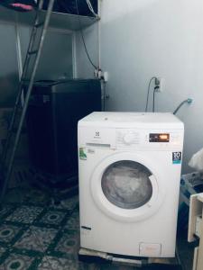 pralka w pralni z drabiną w obiekcie SaiGon Rose Hotel w Ho Chi Minh