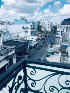 d'un balcon offrant une vue sur une rue de la ville. dans l'établissement SaiGon Rose Hotel, à Hô-Chi-Minh-Ville