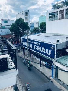 - une vue sur une rue avec des motos sur la route dans l'établissement SaiGon Rose Hotel, à Hô-Chi-Minh-Ville