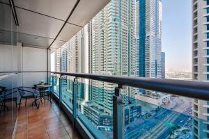 balcón con vistas a la ciudad en Luxury Princess Tower 1 Br Brand New Furnished apartment en Dubái