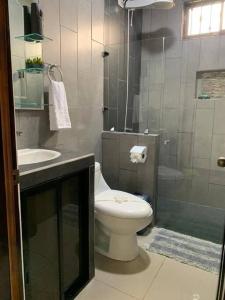Casa RODME في فورتونا: حمام مع مرحاض ومغسلة ودش
