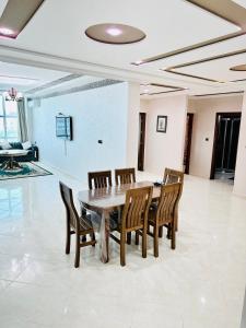 - une salle à manger avec une table et des chaises dans l'établissement Abraj Dubai Larache, à Larache