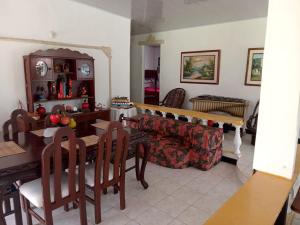 un soggiorno con tavolo e divano di Casa de campo los anturios a La Tebaida