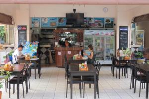 un restaurante con mesas y sillas y personas sentadas en mesas en View Talay 1B Studio en Pattaya South