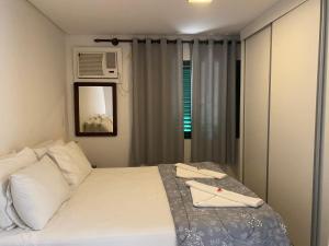 Un dormitorio con una cama con dos toallas encima. en Hotel Cavalinho Branco, en Águas de Lindóia 40 fotos más