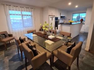 una cucina e una sala da pranzo con tavolo e sedie di Angler's Rest a Sunderland Bay