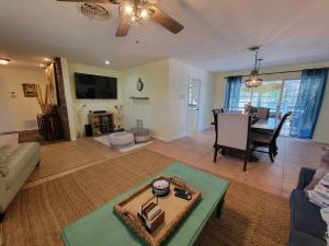 een woonkamer met een bank en een tafel bij Beach & Surf Hacienda on Hutchinson Island in Fort Pierce