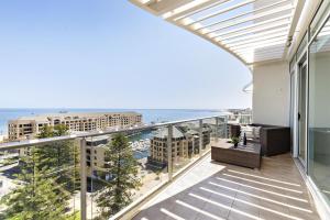 un balcón con vista al mar en Belle Escapes - Glenelg Skyline Penthouse, en Glenelg
