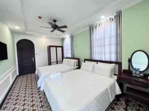 美奈的住宿－Wanderlust Hotel，酒店客房,设有两张床和镜子