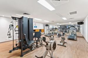 een fitnessruimte met diverse loopbanden en cardio-apparatuur bij Belle Escapes - Park View Studio at The Pier in Glenelg