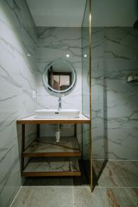 een badkamer met een wastafel en een spiegel bij La Beaute Hotel Quy Nhơn in Quy Nhon