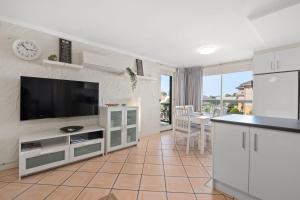 Η κουζίνα ή μικρή κουζίνα στο Belle Escapes - Sunny Siesta at Glenelg