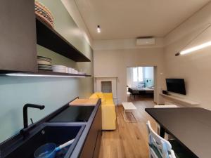 ミラノにあるDarsena apartmentのキッチン(シンク付)、リビングルーム