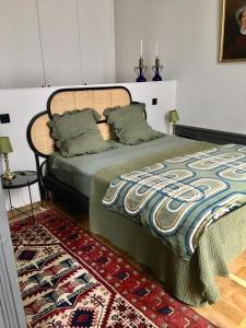 een slaapkamer met een groot bed in een kamer bij Luxueux 2 pièces 65m2 Hôtel Particulier XVII ième siècle-Centre Historique Clermont-Ferrand in Clermont-Ferrand