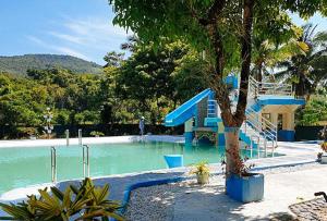 una gran piscina con un tobogán azul. en Cadaya Resorts 