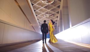 Um homem e uma mulher num corredor em The Murray, Hong Kong, a Niccolo Hotel em Hong Kong