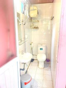 Baño pequeño con aseo y lavamanos en Kim's Homestay Center of Ha Noi en Hanói