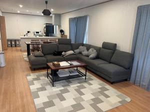 Posezení v ubytování The Ritz Okinawa Kise 2 無料駐車2台3LDK2浴室 + 37 fotografií