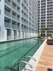 - une piscine au milieu d'un bâtiment dans l'établissement Breeze Residences by CS Luxe, à Manille