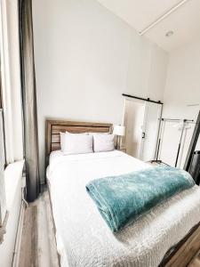 Un dormitorio con una cama con una manta azul. en Gaslamp 2bdrm - W Parking & 4 Beds #204, en San Diego