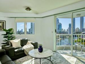 uma sala de estar com um sofá e uma mesa em Quiet location close to it all em Gold Coast