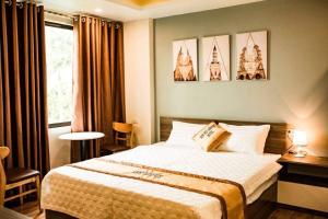 um quarto de hotel com uma cama e uma janela em NEW SKY AIRPORT HOTEL NỘI BÀI em Noi Bai