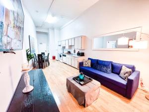 אזור ישיבה ב-Gaslamp 2bdrm - W Parking & 4 Beds #204