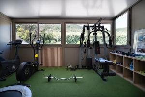 un gimnasio con varios equipos de ejercicio en una habitación en Hôtel Beau Soleil, en Le Lavandou