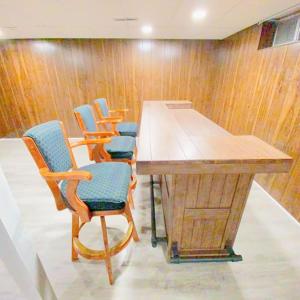 una sala de conferencias con sillas y una gran mesa de madera. en Express Gateway in Stevens Point, en Stevens Point
