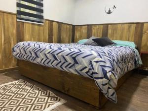 a bedroom with a bed with a wooden headboard at Casa en Futrono - Llifén-Ranco (tinaja adicional) in Futrono