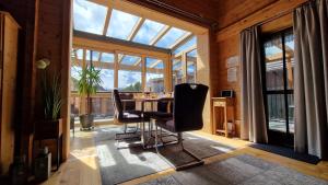 Część wypoczynkowa w obiekcie Gemütliches Ferienhaus mit Holzofen und Sauna