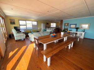 Et opholdsområde på Happy Waves Holiday Home + 16 billeder