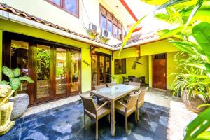 una sala da pranzo con tavolo e sedie di de CINTA Villa - KUTA - 5 bedrooms - Heart of Kuta a Kuta