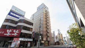 un edificio alto en una calle de una ciudad en Toyoko Inn Oyama eki Higashi guchi No 1, en Oyama