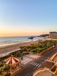 Gallery image of STUDIO LES PIEDS DANS LE SABLE, VUE MER & BALCON in Biarritz +29 photos