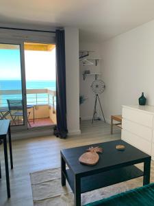 Gallery image of STUDIO LES PIEDS DANS LE SABLE, VUE MER & BALCON in Biarritz