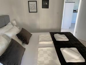 uma grande cama branca com duas almofadas em Ada Vis Apartments em Vis