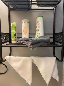 uma prateleira com produtos de higiene pessoal e toalhas na casa de banho em Fantastic Oasis Home in Stevens Point em Stevens Point