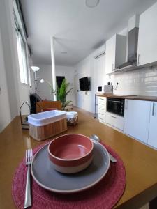 Apartamento Delux1 في فالنسيا: مطبخ مع طاولة عليها صحن
