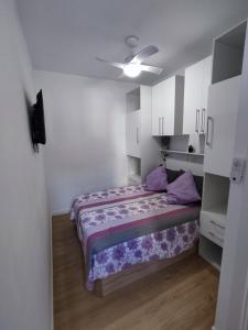 瓦倫西亞的住宿－Apartamento Delux1，一间小卧室,配有一张带紫色毯子的床