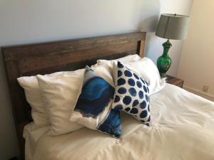 Una cama o camas en una habitación de Light filled Condo 3 Bedrm with enclosed sunny backyard