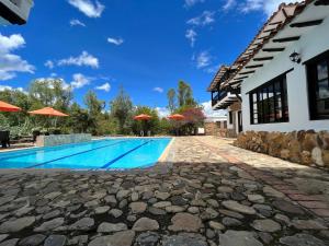 una imagen de una piscina en una casa en La Villa de San Sebastian Hotel, en Villa de Leyva