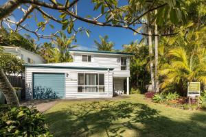 a white house with a garage at Pacific Palms in Elizabeth Beach