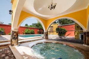 an indoor pool in a house with a hot tub at Espectacular casona con alberca y jardines in Mérida